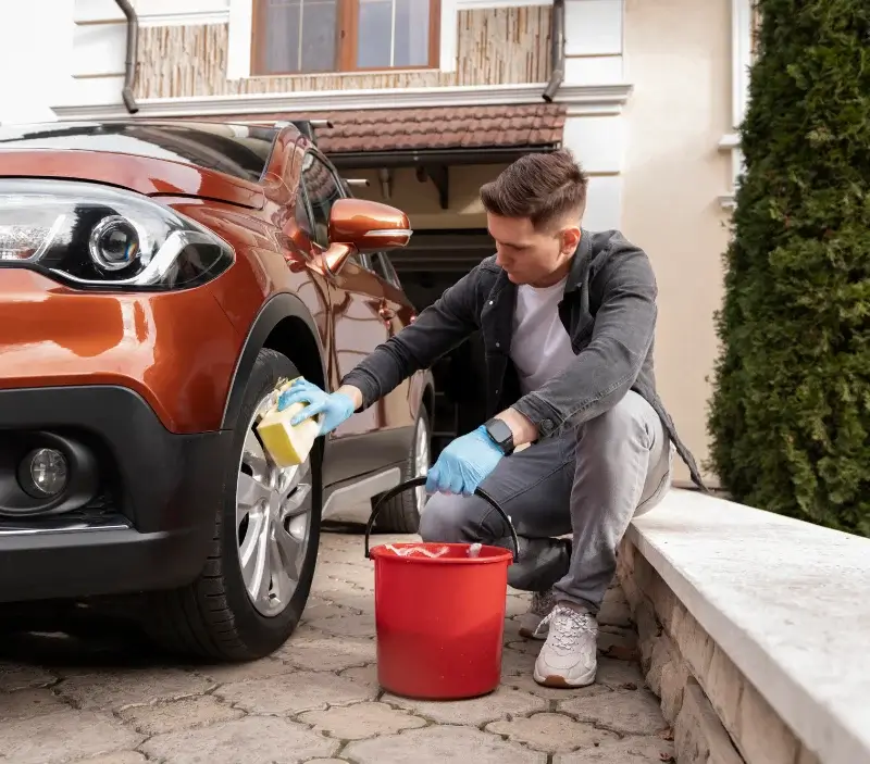 Lavage auto à domicile Notre-Dame-de-Monts : professionnel intervenant sur un véhicule